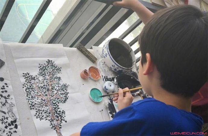 海清的儿子学习画画