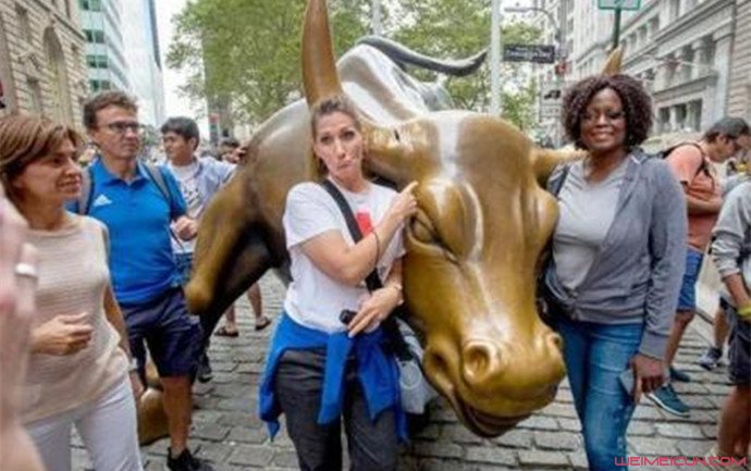 华尔街铜牛被砸