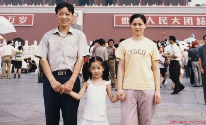 吴曼思童年与父母合照