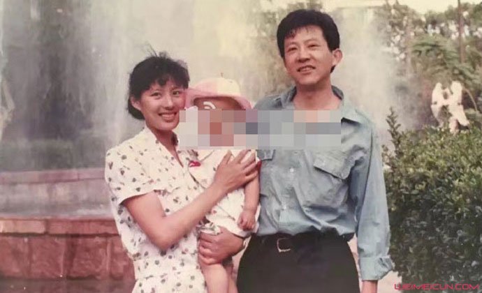 刘芮侨与父母旧照