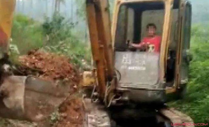 7岁男童开挖掘机挖土