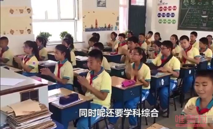 老师带小学生上音乐课