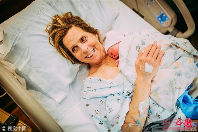 美国61岁母亲为同性恋儿子代孕 成功生下宝宝
