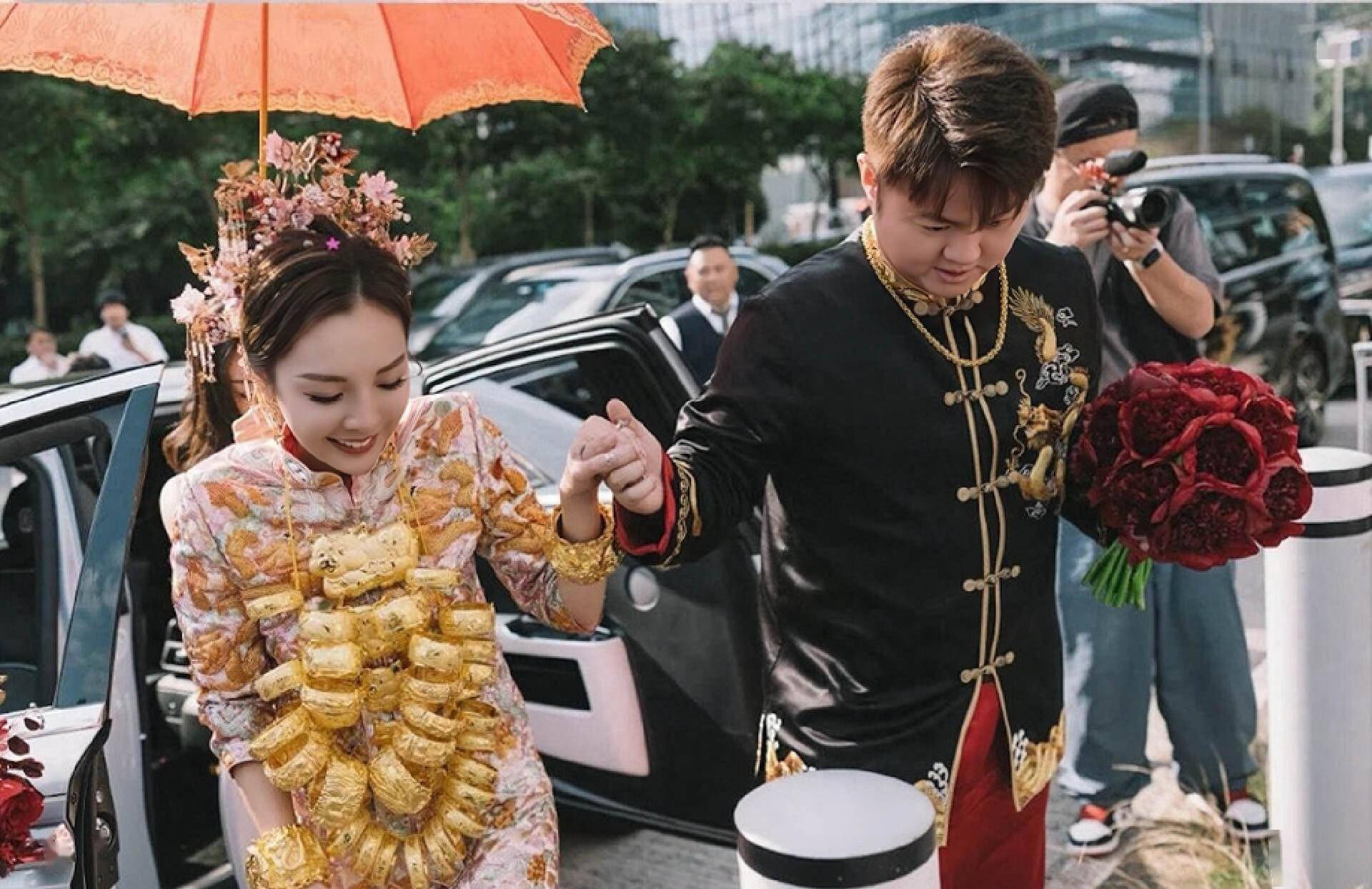 香港富商奢华世纪婚礼：新娘身披金器风光出嫁，赌王儿子荣耀伴郎