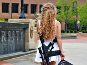 女孩背枪拍毕业照 短裙配枪让人眼前一亮