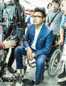 《爸爸的假期》王岳伦片场受伤 坐轮椅坚持