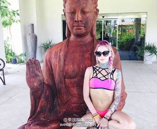 美国女模坐佛像大腿拍照 遭泰国佛教徒恐吓