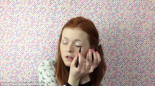 英国失明女孩上传自制彩妆教程
