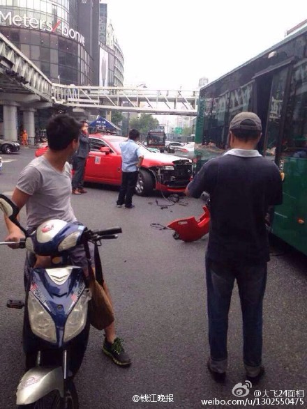 鸟叔杭州劳斯莱斯座驾出车祸 撞上公交车