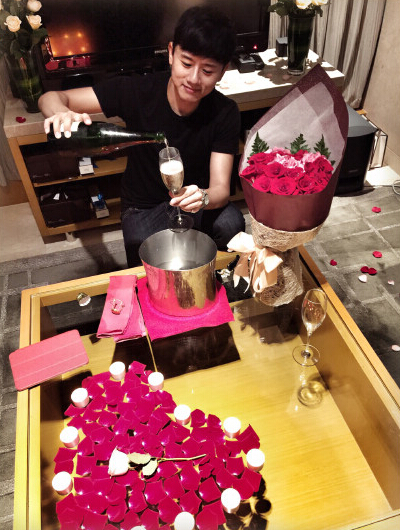 张杰谢娜甜蜜庆祝结婚四周年 满地玫瑰花