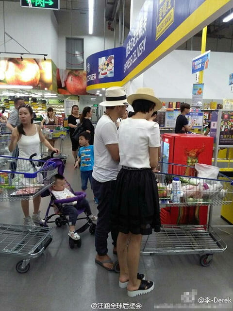 汪涵与杨乐乐一起逛超市