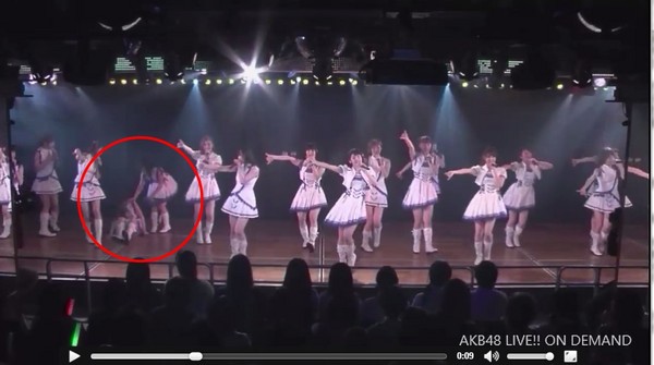 AKB48成员舞台惨摔 膝盖脱臼