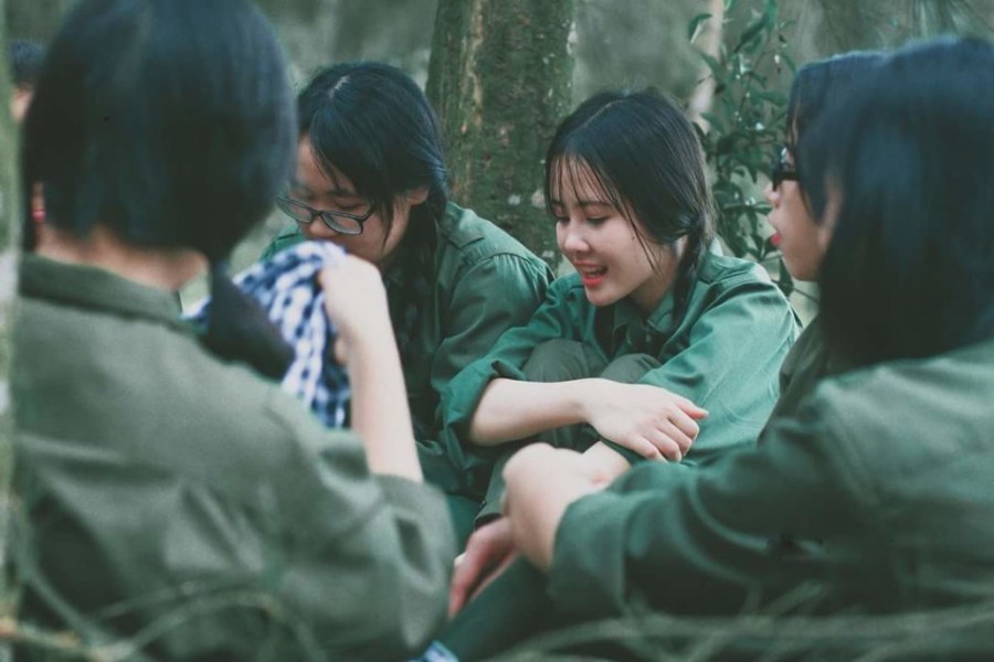 越南学生妹拍军装靓照