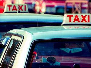 三亚13名出租车司机被开除，其中七人拉入行