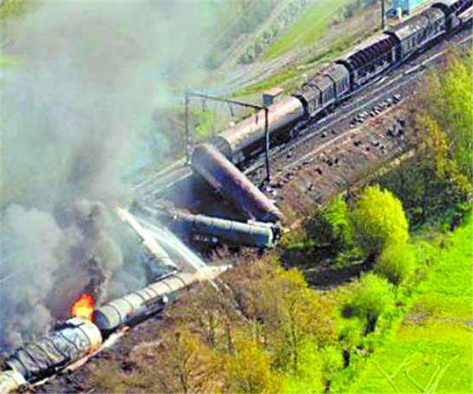 比利时列车脱轨致一死27伤