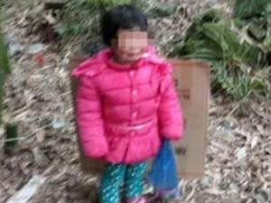 2岁女童被栓坟场，父母的恩怨为何要孩子来