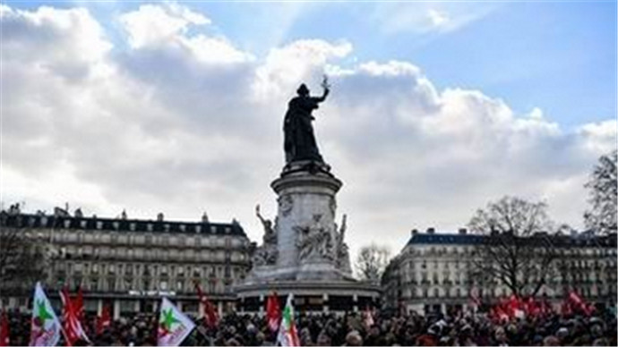 法国爆发游行 上千人参加抗议警察的暴力执