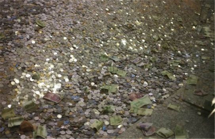 雷峰塔被现金覆盖 游客扔硬币砸出一个“金