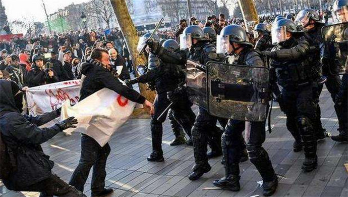 法国民众在街头爆发游行示威活动 集体反对