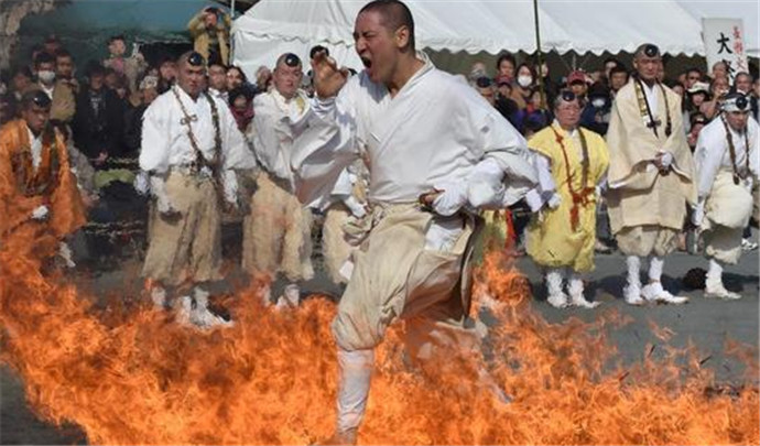 日本举行渡火节 僧人们在用生命净化心灵！