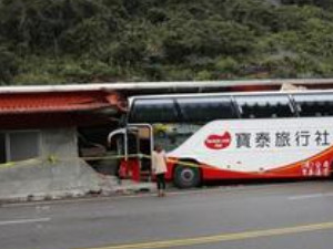 台湾游览车冲入民宅 近年游览车事故为何频