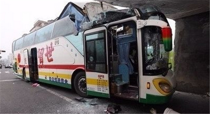 台湾游览车无故撞民宅 幸好巴士没有人员伤