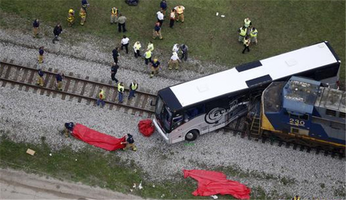 美国火车客车相撞 造成至少4人死亡35人受伤