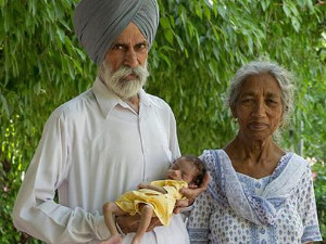 印度72岁老人试管受精产子 人类生育的极限