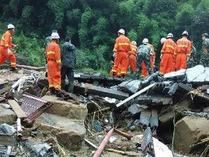 重庆梁平山体塌方，一名挖掘机司机被埋塌方