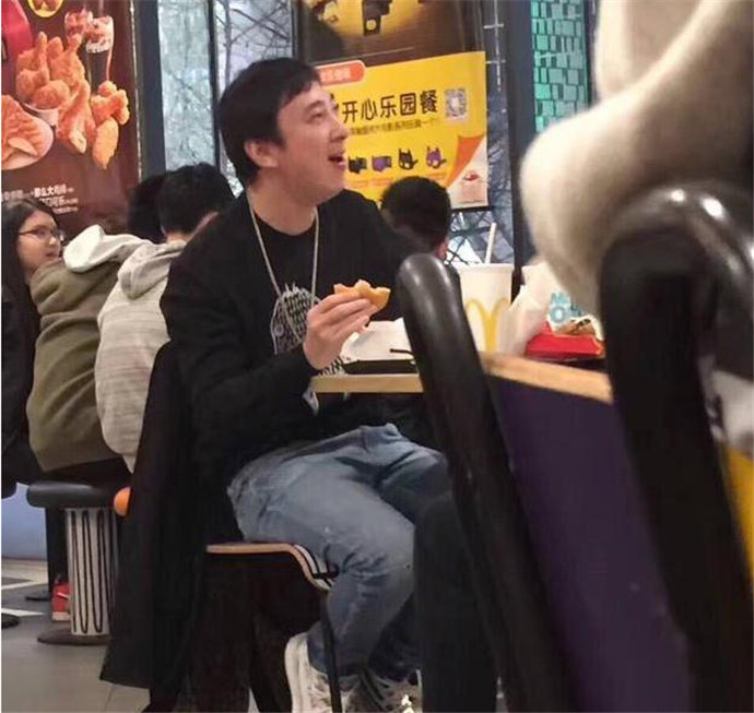 王思聪快餐店吃汉堡，竟然开心地像个树懒！