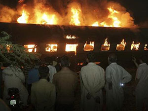 巴基斯坦一火车与油罐车相撞 现场画面火光