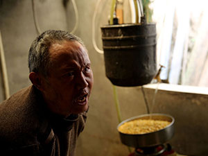 62岁盲人做豆腐养家 在黑暗中的他是怎么做