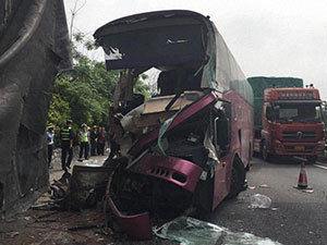 广西客车追尾事故致2死17伤 现场图片曝光画