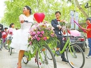 骑共享单车迎娶新娘 别出心裁的迎亲
