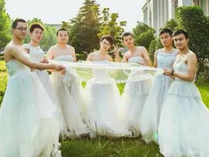 男生穿婚纱毕业照 网友：像一群待嫁的小公