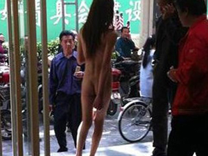 女子步行街裸舞 是裸体艺术还是精神问题？