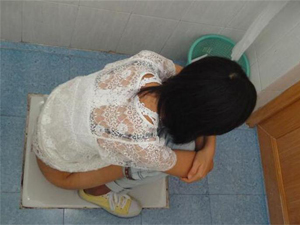 女公共厕所现偷拍机 厕所皮搋子暗藏玄机女
