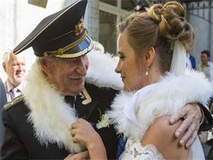 84岁俄罗斯演员娶24岁娇妻 是真爱还是另有
