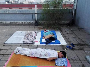 大学生睡楼顶避暑 现场图曝光学生睡姿五花