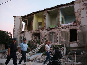 希腊海域发生6.3级地震 一名妇人不幸被瓦砾