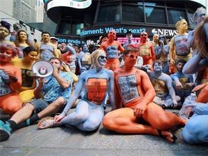 200名模特脱光衣服广场集会 一场盛大的行为艺术