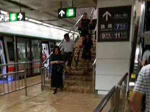 深圳地铁站被淹 地铁瘫痪停止载客都是“苗