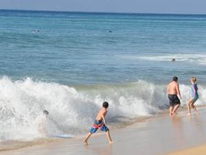 三男孩被海浪卷走 1人死亡2人生死未卜搜救