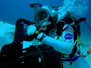 航天员在海底训练 训练标准几近太空