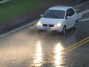女司机停高速看别人开车 因下雨天紧张不敢