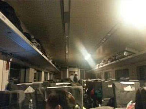 高铁被困隧道 乘客不顾工作人员劝阻跳车经