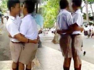泰国两个男生打架 老师以亲吻尴尬化解学园