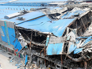 郑州商场大火后坍塌 现场一片狼藉商户亏损