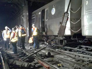 纽约地铁车厢脱轨 撞上隧道墙壁冒出火苗吓