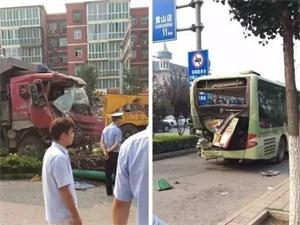 北京公交车站发生车祸 事故正在进一步调查